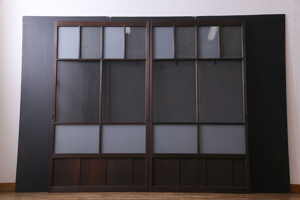 昭和初期　オリジナル花ガラス　古い質感の木材が味わい深い幅広のガラス戸(格子戸、引き戸、建具)2枚組