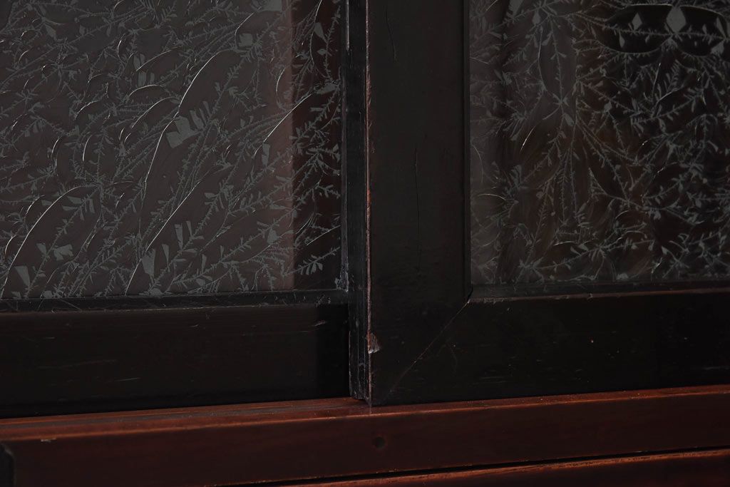 アンティーク家具　和製アンティーク　結霜ガラス　艶やかな漆塗りが上品な時代箪笥ローボード(リビングボード)