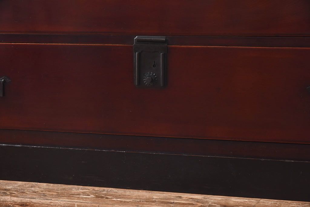 アンティーク家具　リメイク　前面ケヤキ材　漆塗りの赤が艶やかな時代箪笥ローチェスト(引き出し、ローボード、リビングボード)(大)