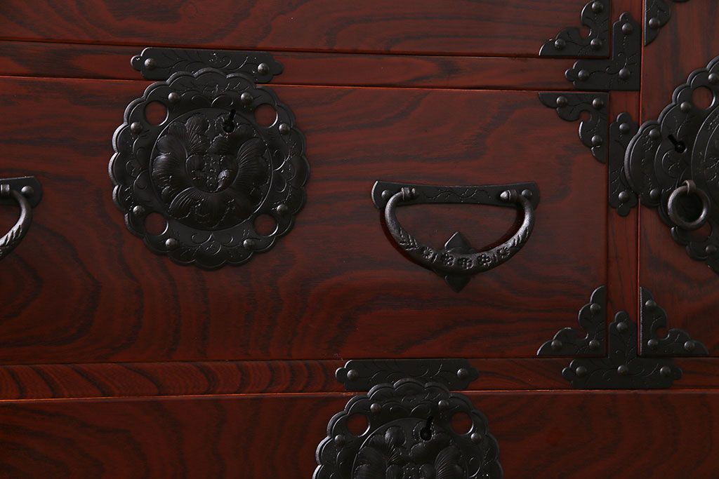 中古美品　ケヤキ材　木地呂塗り　美しい杢目と手打ち金具が存在感を放つ仙台箪笥