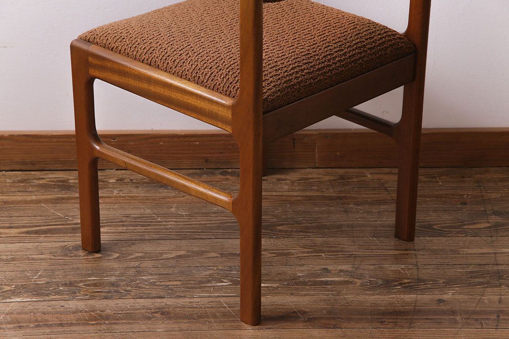 ヴィンテージ家具　北欧ビンテージ　チーク材　フレームの滑らかな質感が魅力のチェア(ダイニングチェア、椅子)(2)
