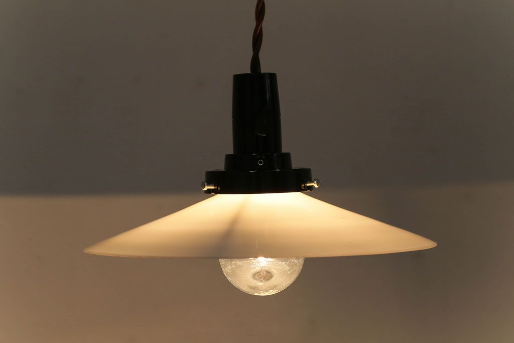 昭和レトロ　昔懐かしいシンプルな平笠シェード(吊り下げ照明、天井照明、ペンダントライト)