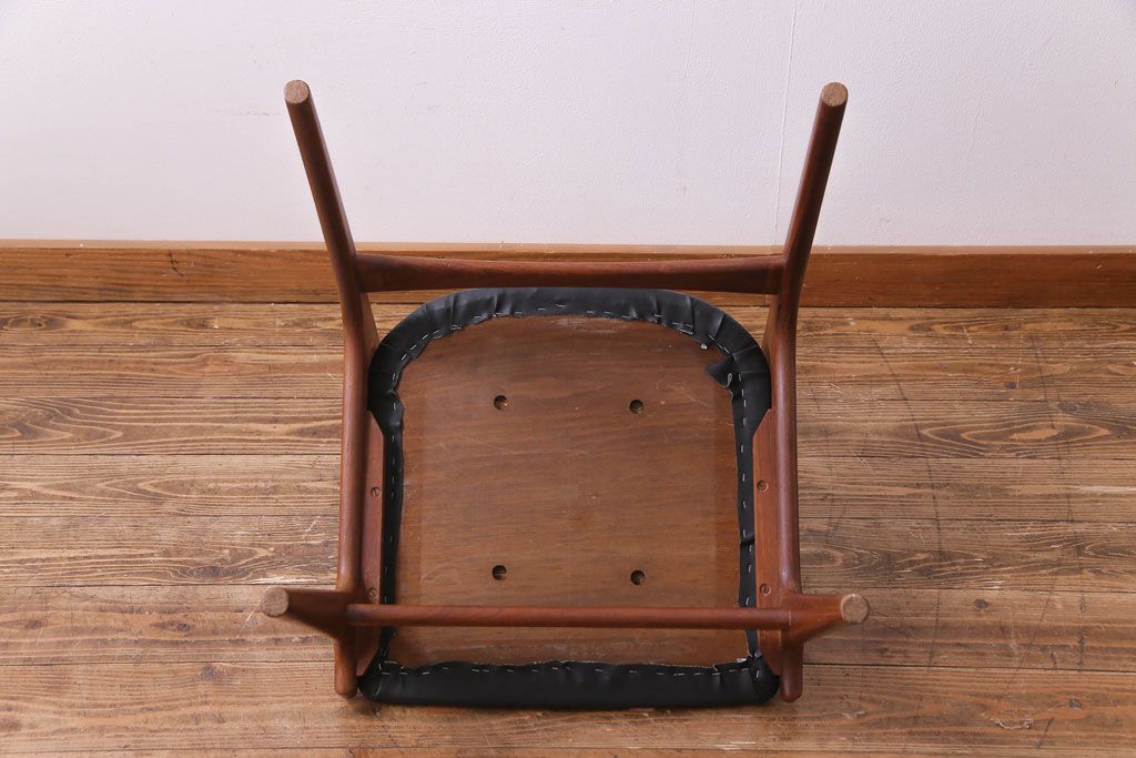 ヴィンテージ家具　北欧ビンテージ　チーク材　スタイリッシュなフォルムが格好いいダイニングチェア(椅子)