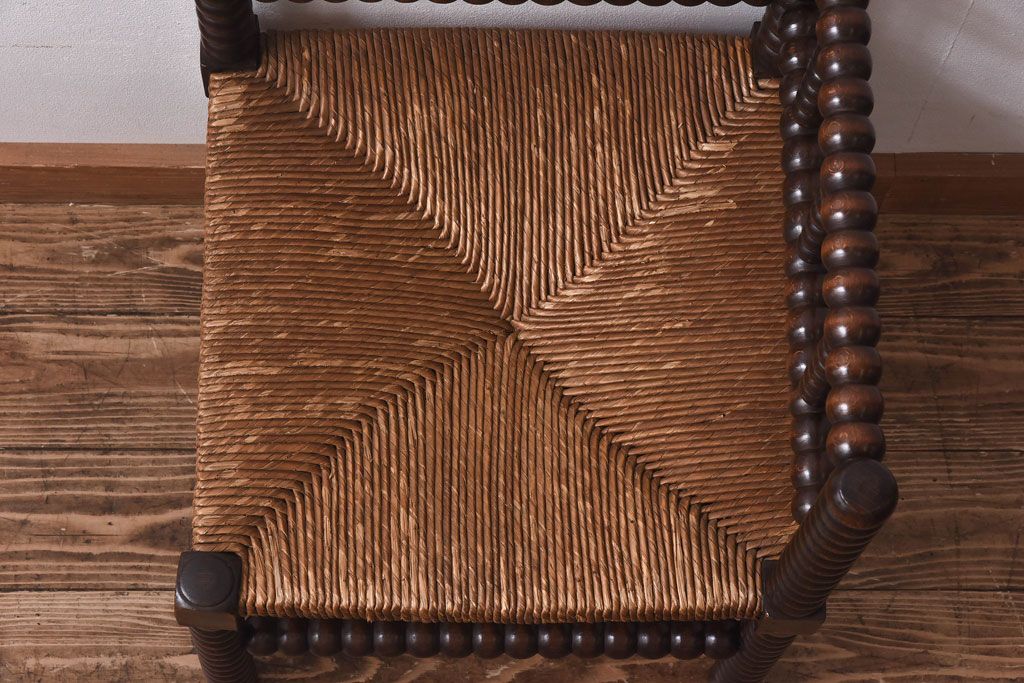 アンティーク家具　イギリスアンティーク　ラッシ座面　ボビンレッグが存在感を放つコーナーチェア(アームチェア、椅子)(2)