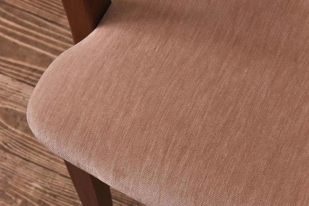 北欧家具　G-PLAN(ジープラン)　すっきりとして温かみのあるアームチェア(ダイニングチェア、椅子)(1)