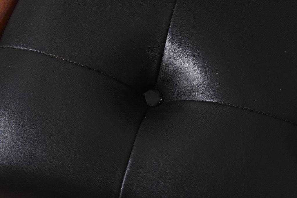 アンティーク家具　北欧・デンマーク　ボタン付きの黒のレザーが格好いいチェア(ダイニングチェア、椅子)