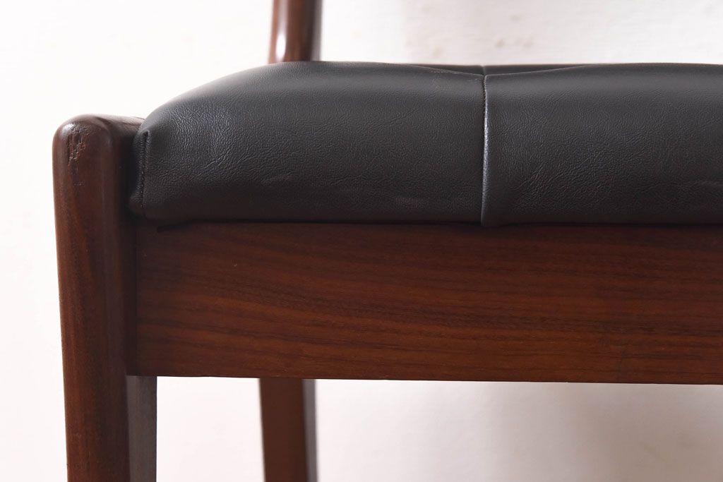 アンティーク家具　北欧・デンマーク　ボタン付きの黒のレザーが格好いいチェア(ダイニングチェア、椅子)