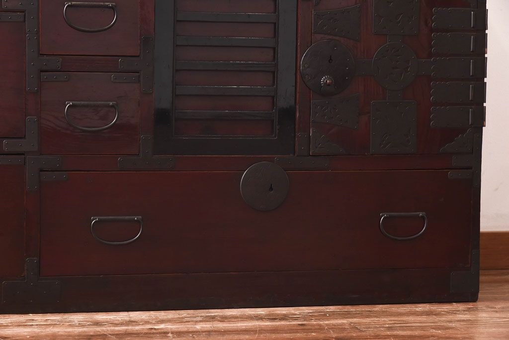 アンティーク家具　和製アンティーク　前面ケヤキ材　銅金具が印象的なからくり付き大川箪笥サイドボード(時代箪笥・キャビネット)