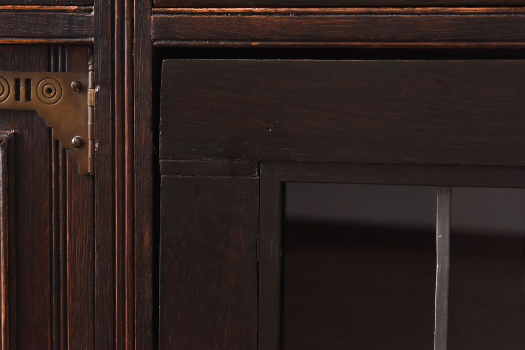 アンティーク家具　イギリスアンティーク　オーク材　重厚な佇まいが魅力のキャビネット(キッチンボード、サイドボード)