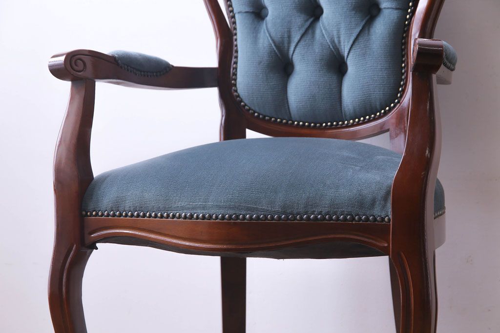 ビンテージ家具　ヨーロッパヴィンテージ　クラシカルなデザインが目を惹くロココ調アームチェア(サロンチェア、椅子)