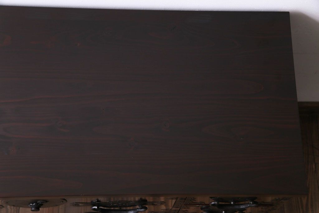 アンティーク家具　和製アンティーク　鉄脚　大振りな金具がアクセントになった漆塗りの松本衣装箪笥ローボード(チェスト)