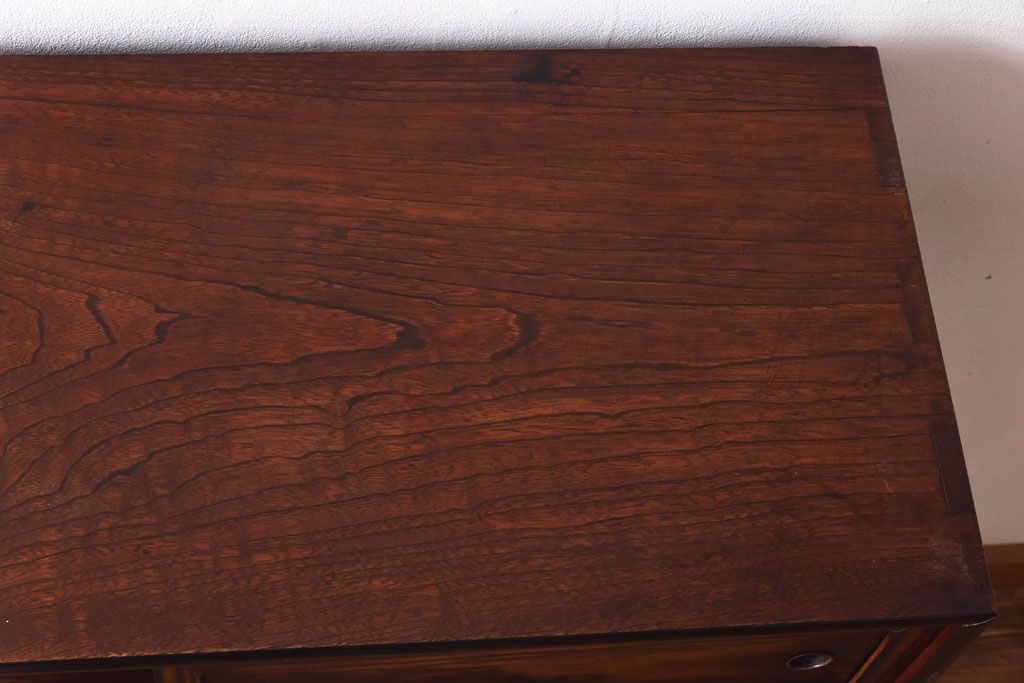 アンティーク家具　和製アンティーク　クジャク杢　独特の存在感を放つ黒柿材の茶箪笥(茶棚、収納棚)