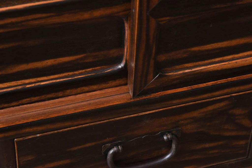 アンティーク家具　和製アンティーク　クジャク杢　独特の存在感を放つ黒柿材の茶箪笥(茶棚、収納棚)