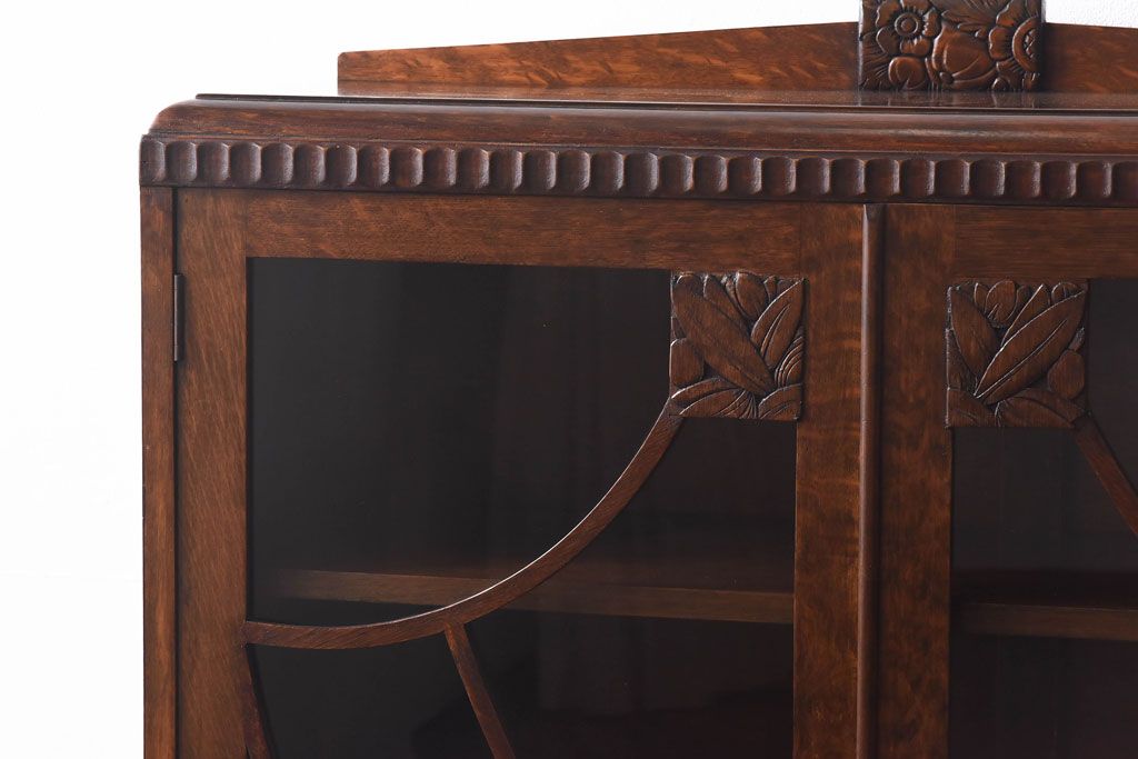 アンティーク家具　イギリスアンティーク　オーク材　花モチーフの装飾が上品な印象のブックケース(本箱、収納棚、キャビネット)