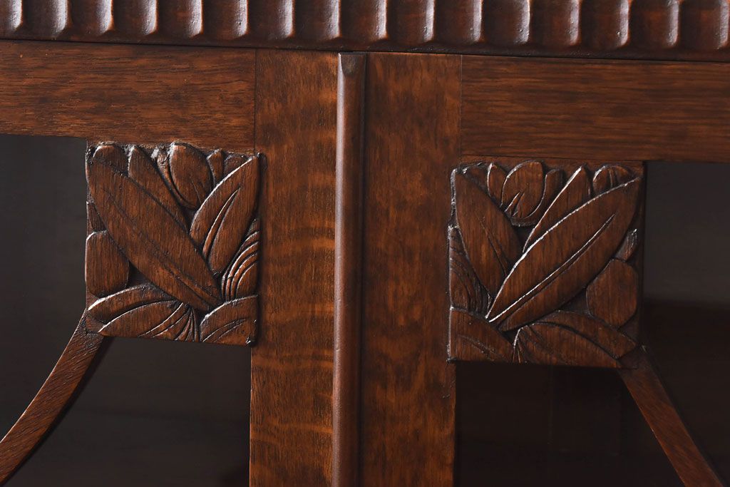 アンティーク家具　イギリスアンティーク　オーク材　花モチーフの装飾が上品な印象のブックケース(本箱、収納棚、キャビネット)