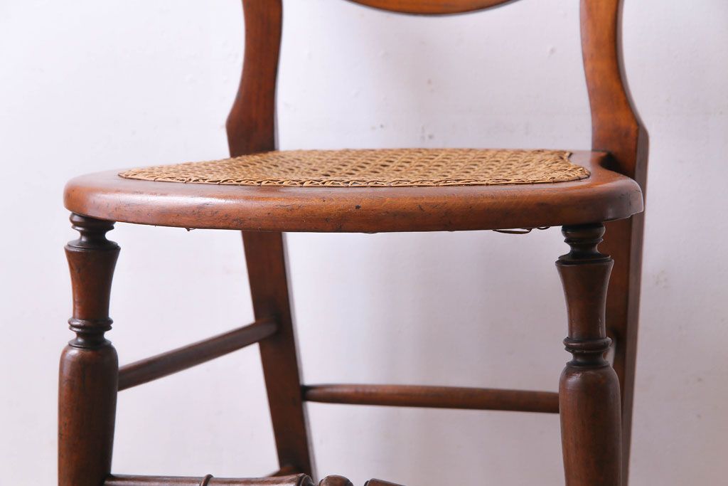 アンティーク家具　イギリスアンティーク　細身の脚がおしゃれなバルーンバックチェア(ダイニングチェア、椅子)(1)