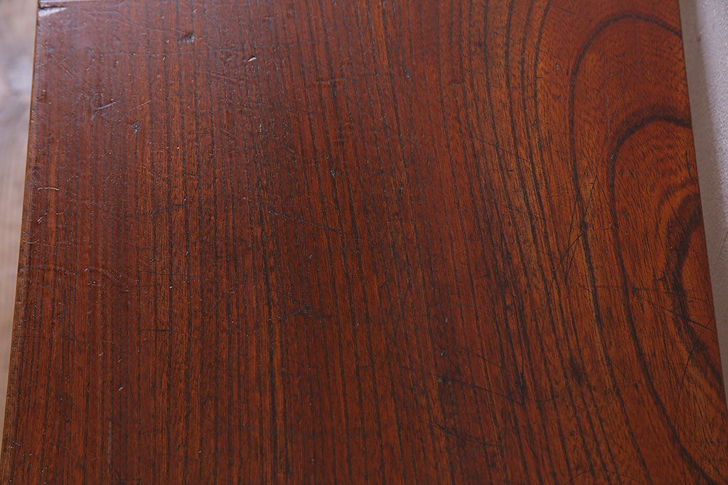 アンティーク雑貨　昭和中期　漆塗り　くっきりとした木目が美しいケヤキ材一枚板の鉄脚ベンチ(板座チェア、飾り台)(2)