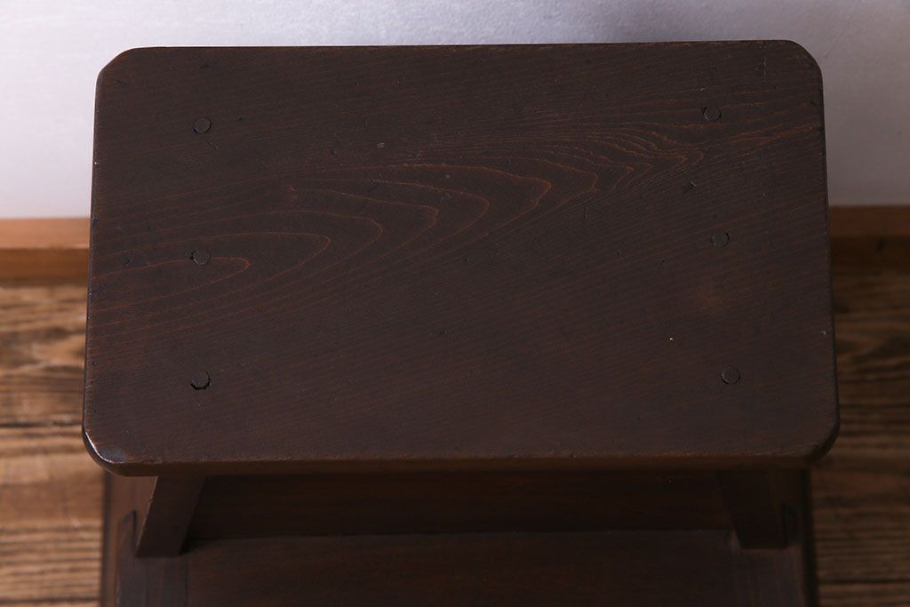 アンティーク雑貨　大正昭和初期　ヒノキ材　脚のデザインがおしゃれな踏み台(花台、飾り台)