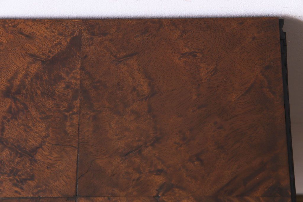アンティーク家具　イギリスアンティーク　ウォールナット材　バーズアイが美しいアールデコ調のサイドキャビネット(収納棚、リビングボード、サイドテーブル)
