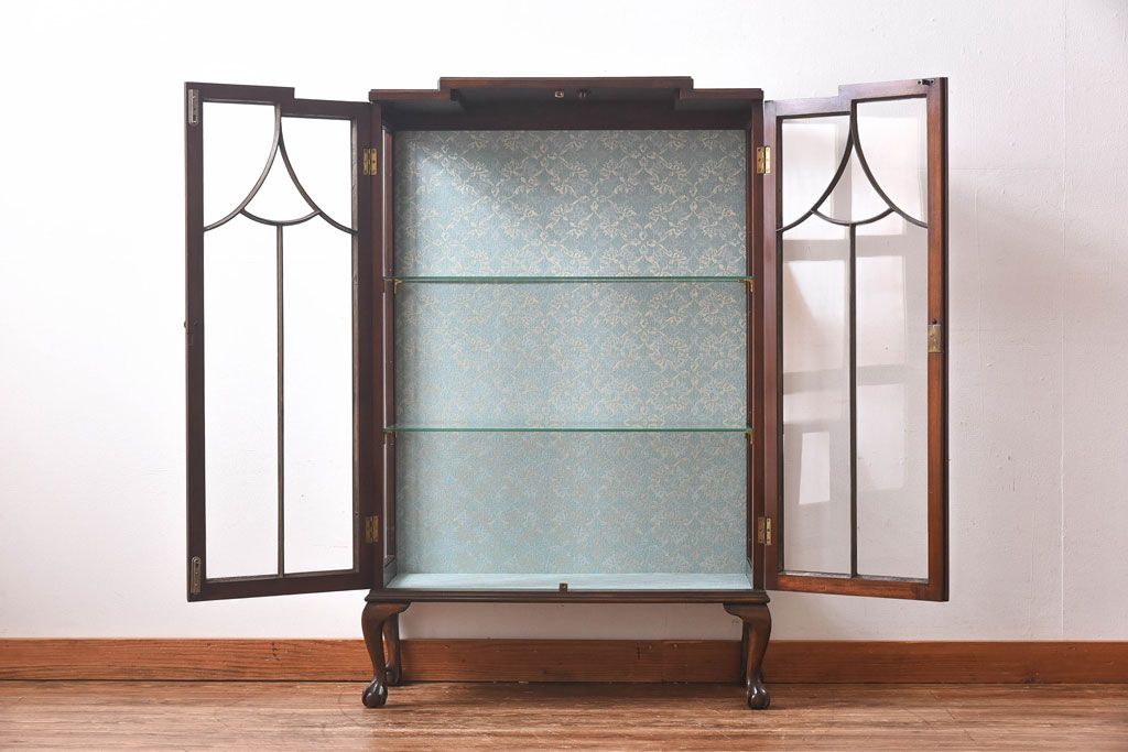 アンティーク家具　イギリスアンティーク　ウォールナット材　上品なデザインのガラスケース(ショーケース、飾り棚)