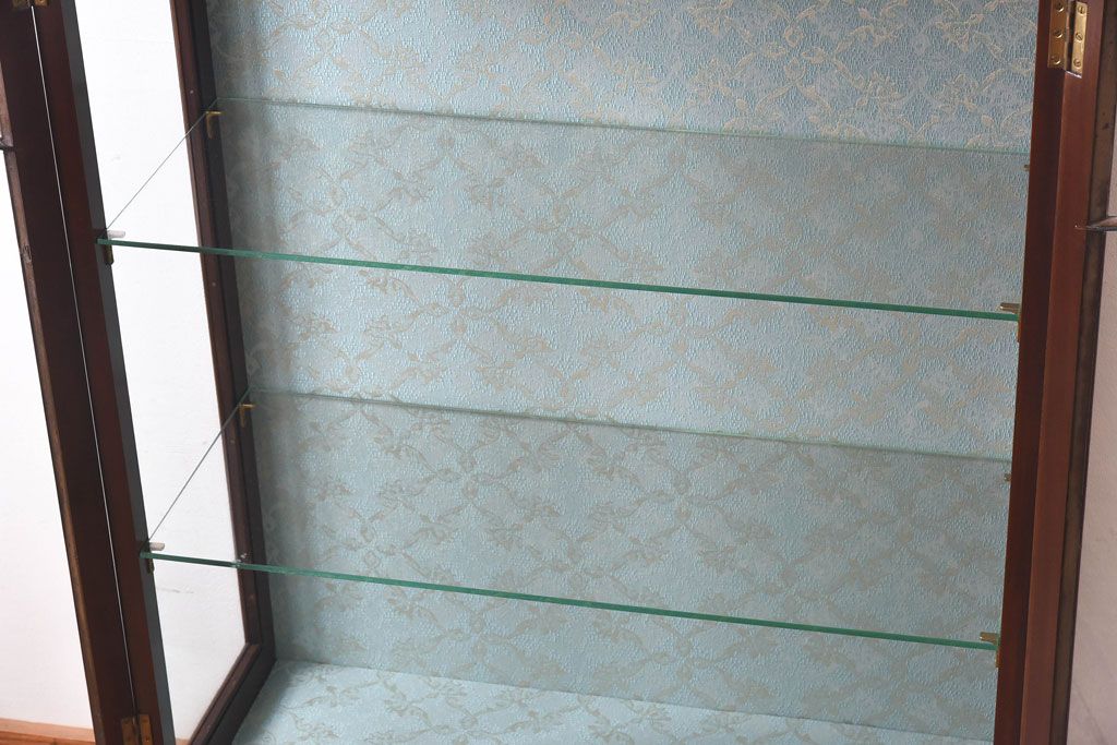 アンティーク家具　イギリスアンティーク　ウォールナット材　上品なデザインのガラスケース(ショーケース、飾り棚)