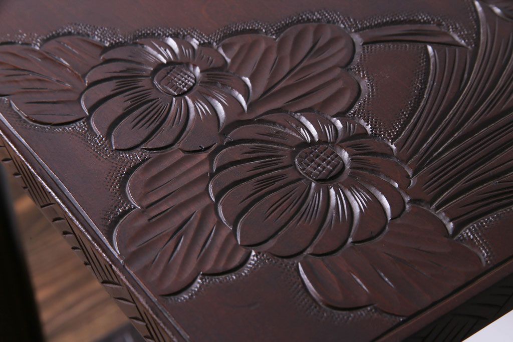 アンティーク雑貨　中古美品　伝統工芸　繊細かつ大胆な彫りのデザインが目をひくサイドテーブル(花台、飾り台)