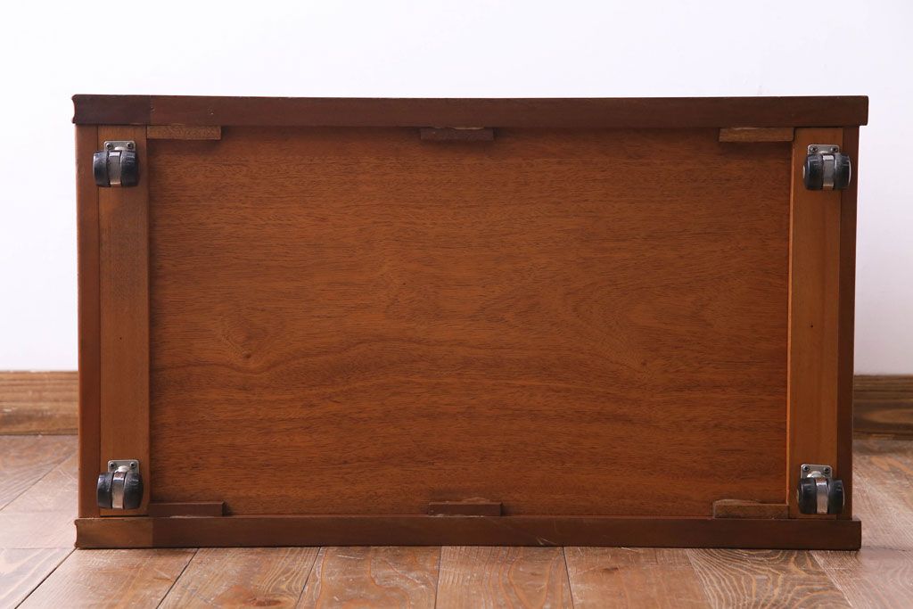 北欧家具　ビンテージ　チーク材　スタイリッシュな雰囲気のキャスター付きトロリー(キッチンワゴン、サイドテーブル)