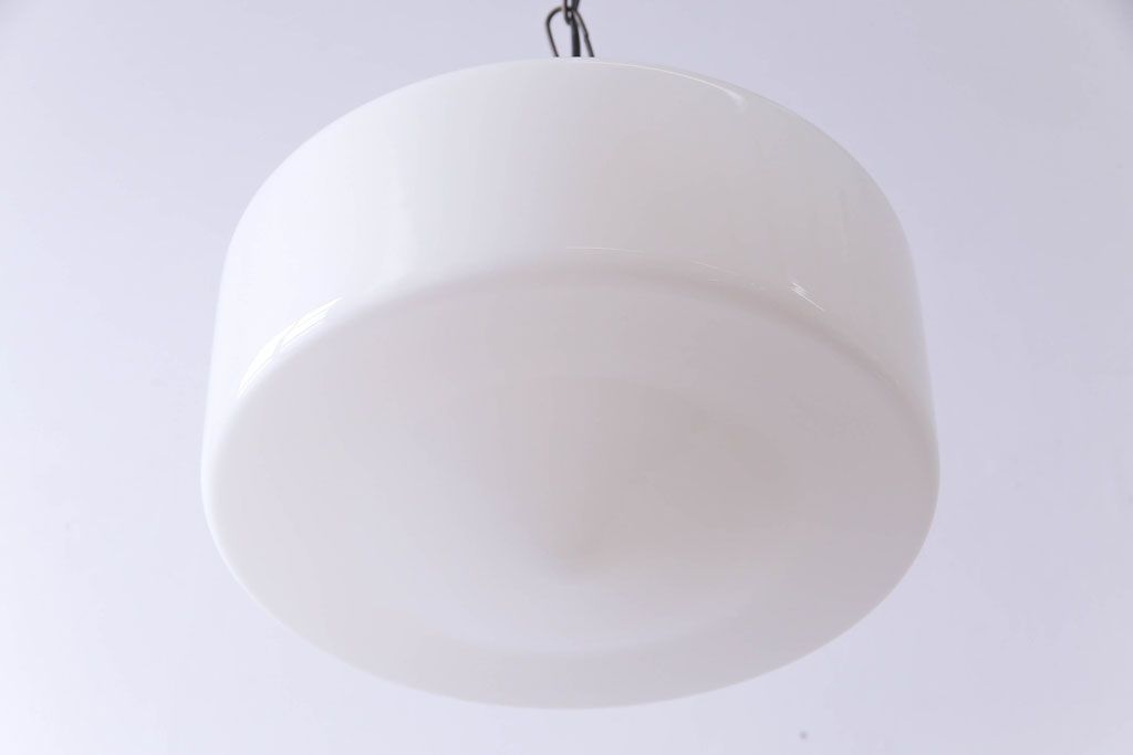 レトロ　シンプルな乳白ガラスのペンダントライト(吊り下げ照明・天井照明)