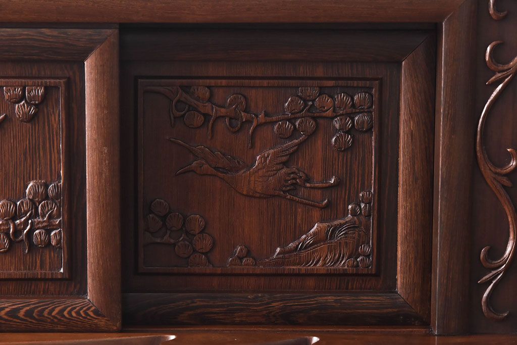 民芸家具　鉄刀木(タガヤサン)　鶴松の彫りが施された異国情緒あふれる飾り棚(茶棚、収納棚)