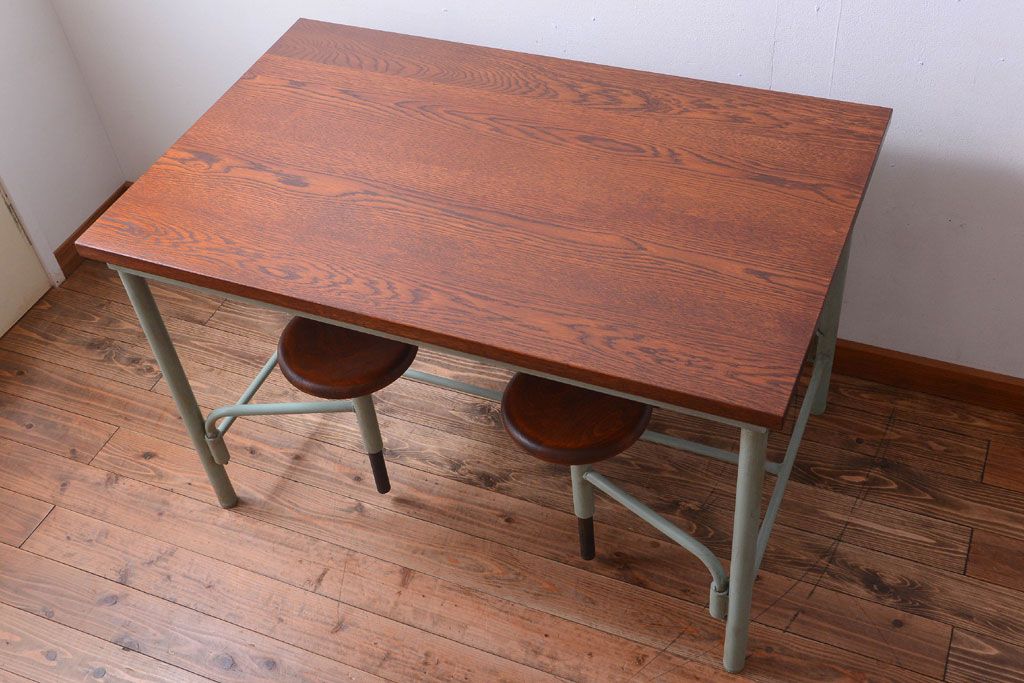 【オーダー家具実例】格納スツール4脚付きテーブルを新規製作しました。ラフジュ工房オリジナルの商品を参考に、ご希望サイズで再現。天板のホワイトオークの木色と、ペイントした淡い青緑のカラーの組み合わせで個性あふれる雰囲気に。(ダイニングテーブル、作業台、椅子)