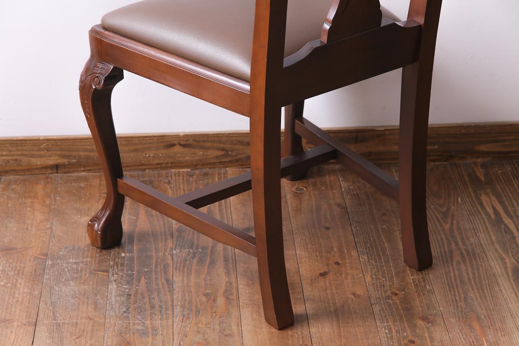 ヴィンテージ家具　イギリスビンテージ　繊細で上品な彫りが目を引くダイニングチェア(椅子)(1)