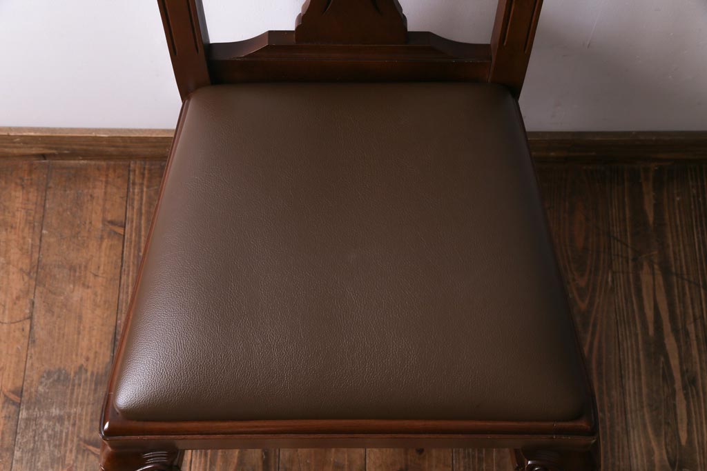 ヴィンテージ家具　イギリスビンテージ　繊細で上品な彫りが目を引くダイニングチェア(椅子)(2)