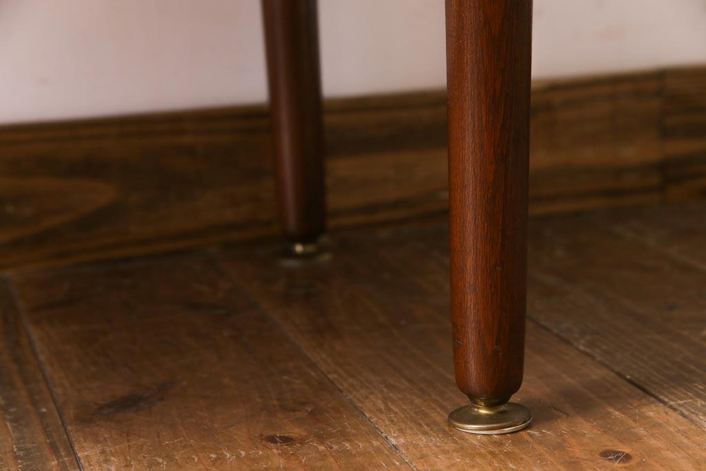 ヴィンテージ家具　北欧ビンテージ　チーク材　細身の脚がおしゃれなサイドチェスト(引き出し)