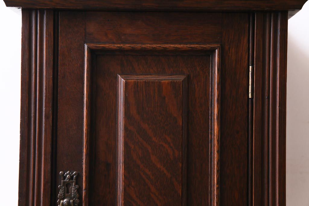 アンティーク家具　イギリスアンティーク　オーク材　杢目と意匠が美しいサイドキャビネット(収納棚)