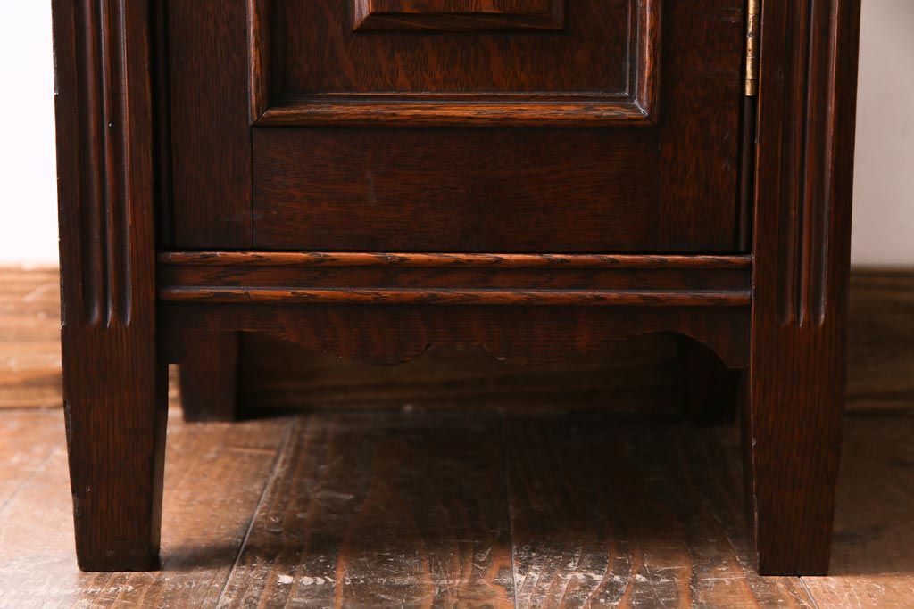 アンティーク家具　イギリスアンティーク　オーク材　杢目と意匠が美しいサイドキャビネット(収納棚)