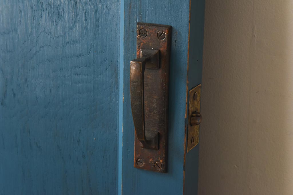 ペイント家具　濃い青が目を引くシャビーな風合いのドア(扉、建具)