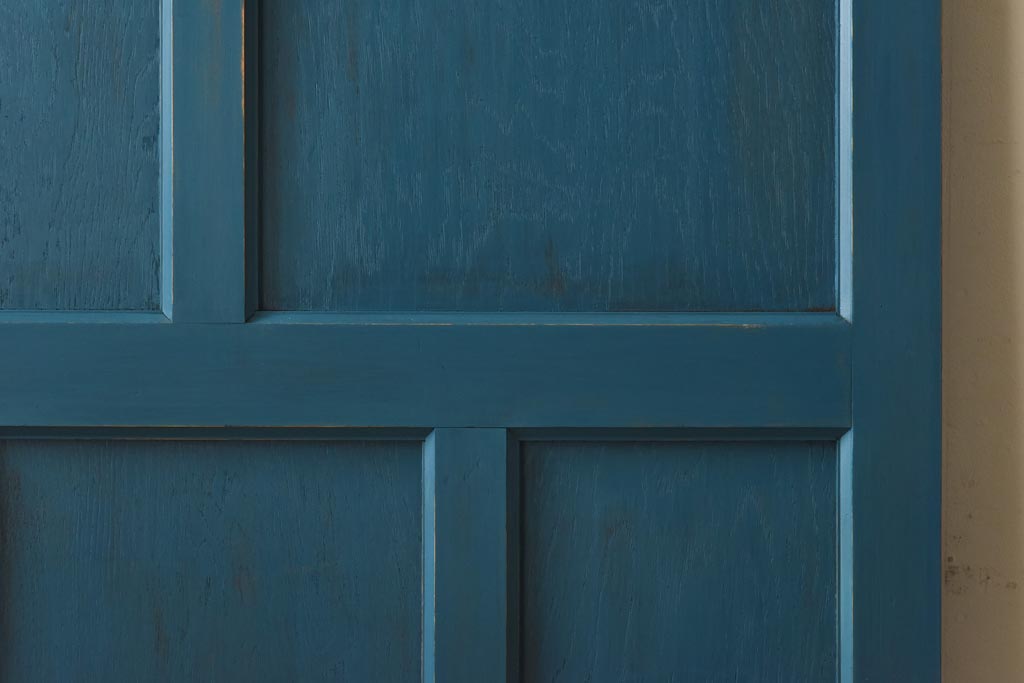 ペイント家具　濃い青が目を引くシャビーな風合いのドア(扉、建具)