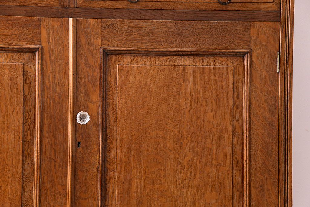 アンティーク家具　イギリスアンティーク　明るい色のオーク材が魅力のエレガントなキャビネット(食器棚、カップボード、飾り棚)