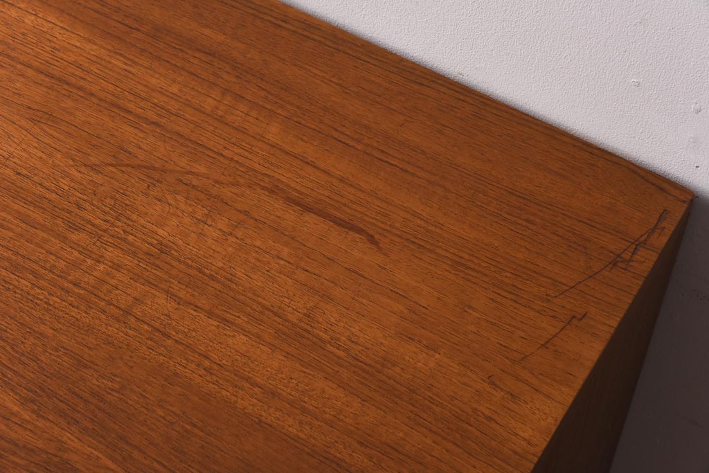 ヴィンテージ家具　北欧ビンテージ　G-PLAN　温かな雰囲気づくりに活躍するチーク材のチェスト(ローチェスト、引き出し)
