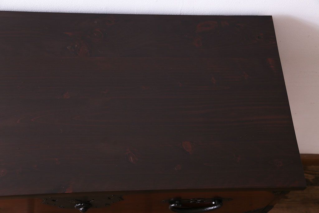 アンティーク家具　和製アンティーク　前板ケヤキ材　脚付き　モダンで個性的な庄内箪笥サイドボード(衣装箪笥、チェスト)