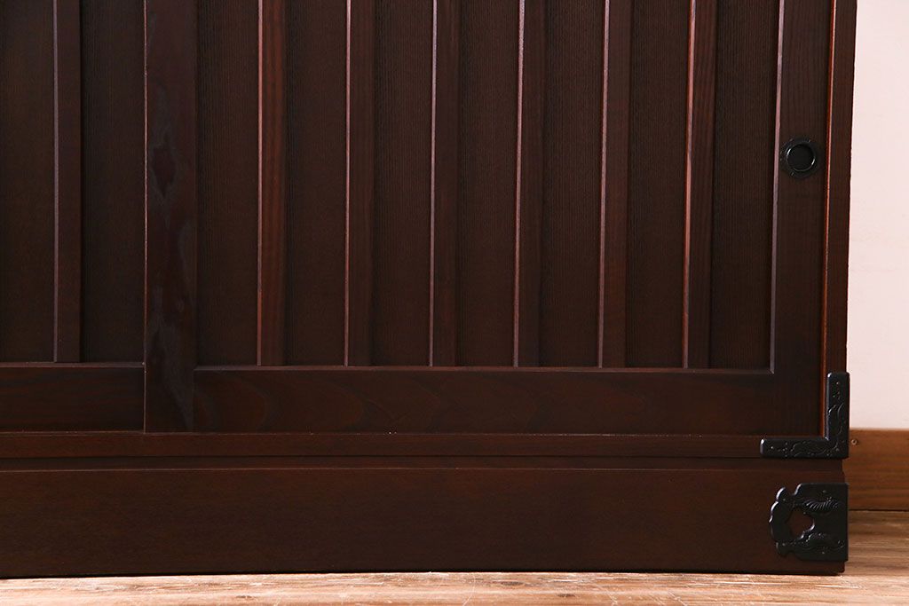 中古美品　民芸家具　モダンでシックな雰囲気が魅力の水屋箪笥(食器棚、戸棚)(定価約40万円)