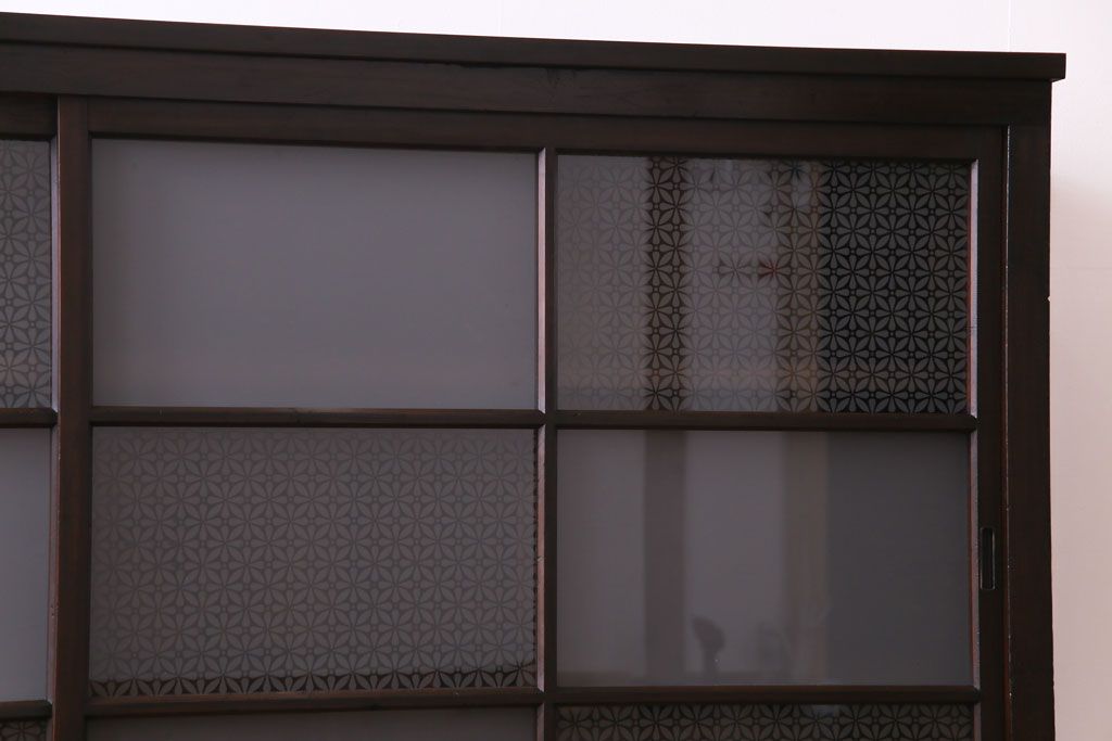 大正昭和初期　ラフジュ工房オリジナル　花菱模様ガラス入り　レトロな雰囲気溢れるアンティークのガラス戸棚(食器棚、収納棚)