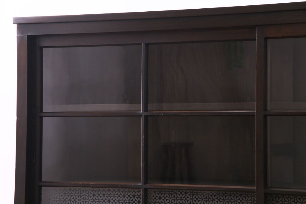 大正昭和初期　ラフジュ工房オリジナル　花菱模様ガラス入り　レトロな雰囲気溢れるアンティークのガラス戸棚(食器棚、収納棚)(1)