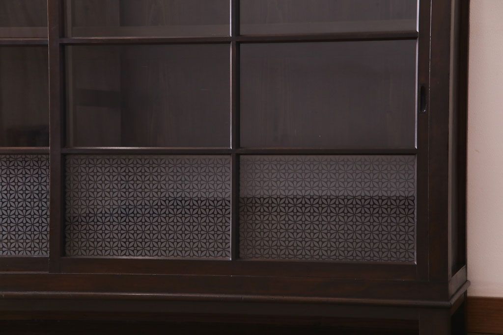 大正昭和初期　ラフジュ工房オリジナル　花菱模様ガラス入り　レトロな雰囲気溢れるアンティークのガラス戸棚(食器棚、収納棚)(1)