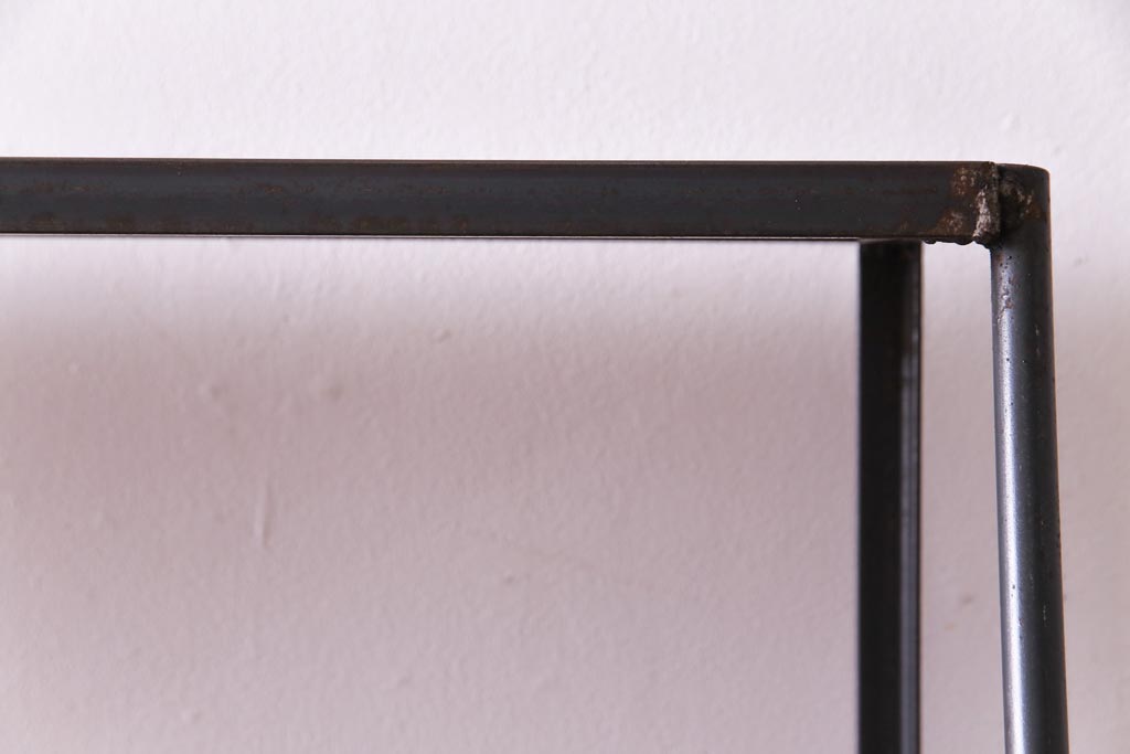 ラフジュオリジナル　チーク無垢材　シンプルで馴染みやすい台形アイアンラック(飾り棚、陳列棚)