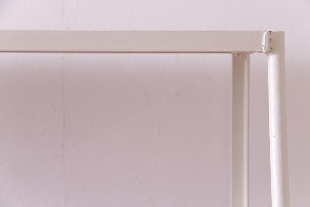 ラフジュオリジナル　チーク無垢材　アンティーク風の白いペイントがお洒落な台形アイアンラック(飾り棚、陳列棚)