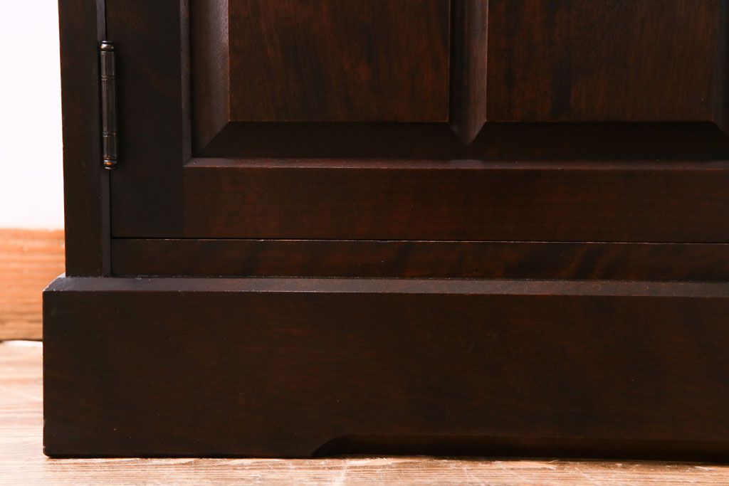 中古　北海道民芸家具　HM160K　落ち着いた色合いが上品な食器棚(本箱、収納棚)(定価約45万)