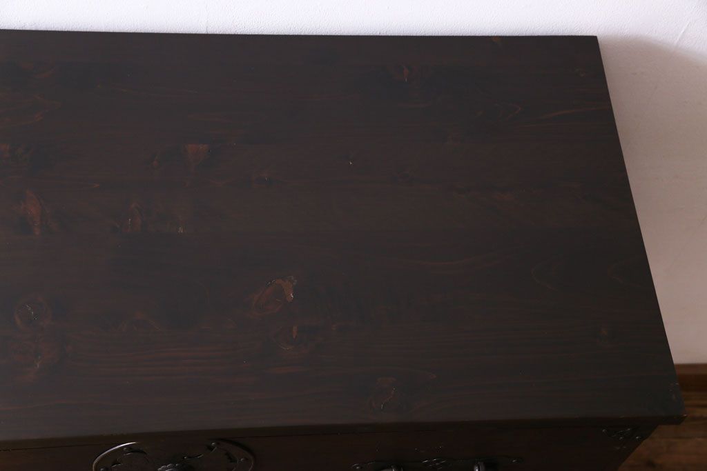 アンティーク家具　和製アンティーク　リメイク　片開き戸付き蝶覆輪金具の時代箪笥サイドチェスト(サイドボード、引き出し)