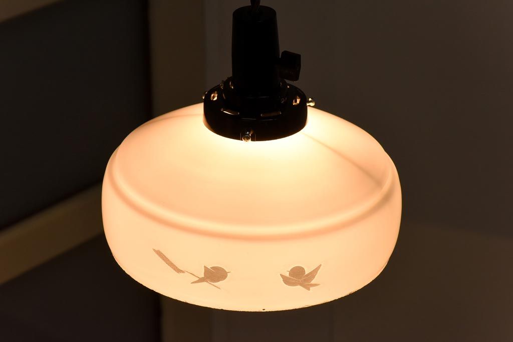 昭和レトロ　愛らしい鳥の透かし柄が魅力的なシェード(天井照明、電笠)