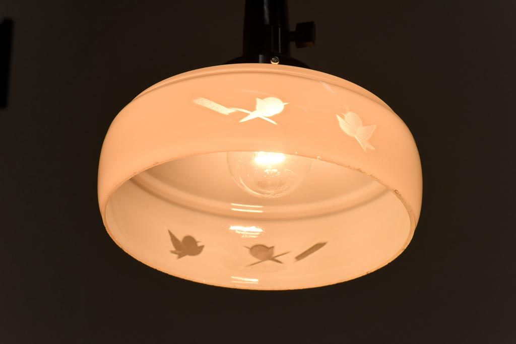昭和レトロ　愛らしい鳥の透かし柄が魅力的なシェード(天井照明、電笠)